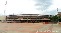 Estadio General Santander de Cúcuta, fachada de la tribuna con la plaza vacía en primer plano