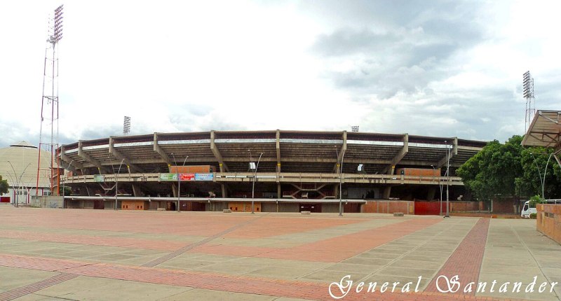 Estadio General Santander de Cúcuta, fachada de la tribuna con la plaza vacía en primer plano