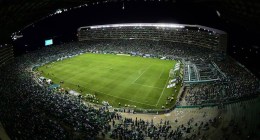 Vista aérea nocturna del Estadio Deportivo Cali con la tribuna llena