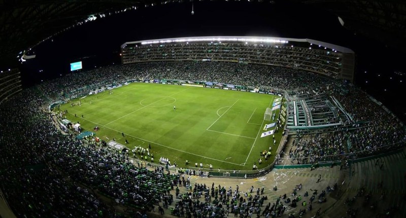 Vista aérea nocturna del Estadio Deportivo Cali con la tribuna llena