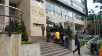 Fachada de la sede de la DIAN (Dirección de Impuestos y Aduanas Nacionales) en Bogotá, con escalinata y personas en la entrada