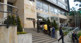 Fachada de la sede de la DIAN (Dirección de Impuestos y Aduanas Nacionales) en Bogotá, con escalinata y personas en la entrada