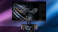 Consola portátil ROG Xbox Ally X20 con su dock RGB, frente a un monitor ROG