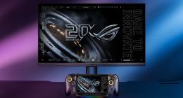 Consola portátil ROG Xbox Ally X20 con su dock RGB, frente a un monitor ROG