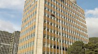 Edificio de oficinas de Ecopetrol en Bogotá, fachada de concreto y ventanas, con árboles al costado