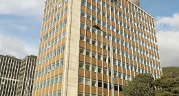 Edificio de oficinas de Ecopetrol en Bogotá, fachada de concreto y ventanas, con árboles al costado