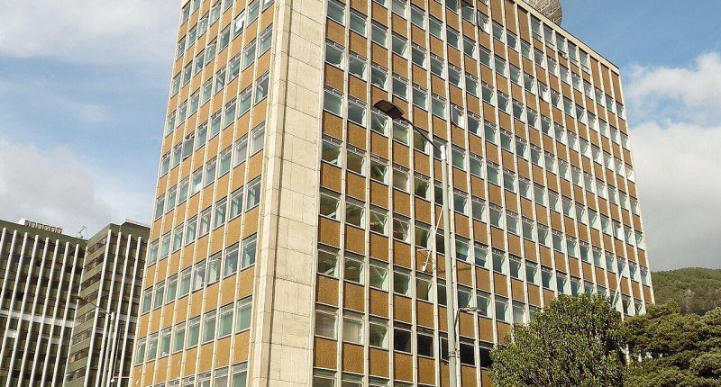 Edificio de oficinas de Ecopetrol en Bogotá, fachada de concreto y ventanas, con árboles al costado