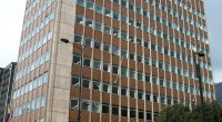 Edificio de Ecopetrol en Bogotá, fachada de concreto y ventanas con una antena en la azotea