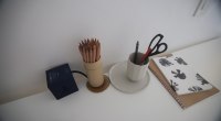 Escritorio con lápices, tijeras y cuaderno