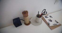 Escritorio con lápices, tijeras y cuaderno