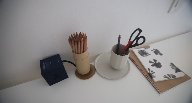 Escritorio con lápices, tijeras y cuaderno