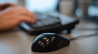Manos en un escritorio con teclado y ratón