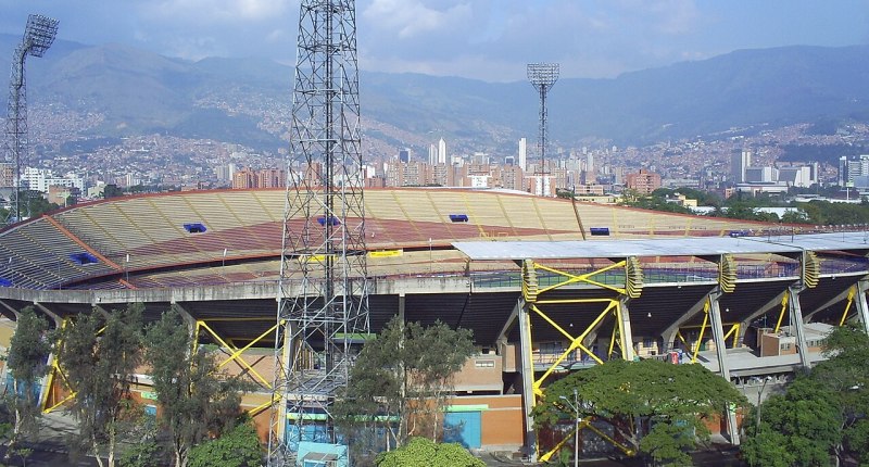 Fachada y gradas del Estadio Atanasio Girardot de Medellín, con la ciudad al fondo