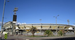 Fachada exterior del Estadio Nemesio Camacho El Campín en Bogotá, con su graderia amarilla y palmeras