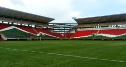 Tribuna del Estadio La Independencia de Tunja, vacía, con el campo verde