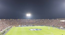 Estadio Manuel Murillo Toro de Ibagué, casa del Deportes Tolima, lleno de hinchas durante un partido nocturno