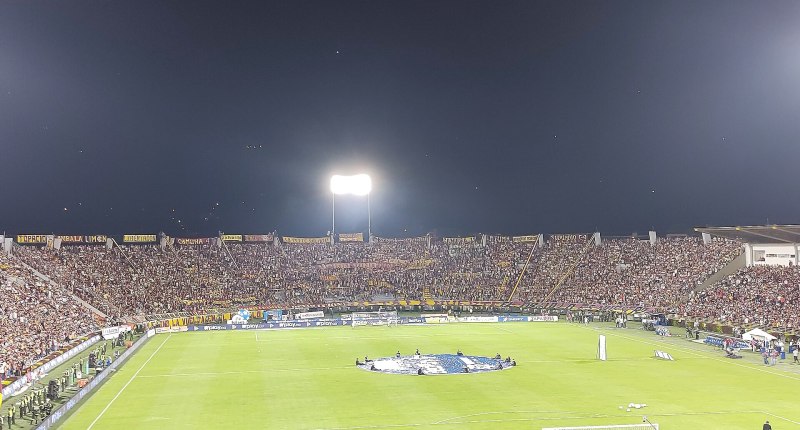 Estadio Manuel Murillo Toro de Ibagué, casa del Deportes Tolima, lleno de hinchas durante un partido nocturno
