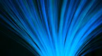 Cables de fibra óptica azules que se abren en abanico sobre fondo oscuro