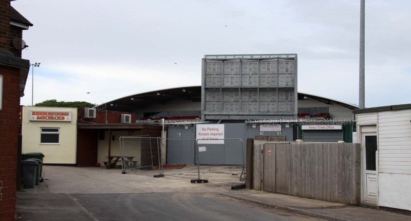 Entrada de visitantes del estadio Highbury de Fleetwood Town, con un cartel que dice Highbury Sports & Social Club