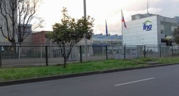 Fachada de la sede del Fondo Nacional del Ahorro en Bogotá, con el logo de la entidad y una bandera de Colombia