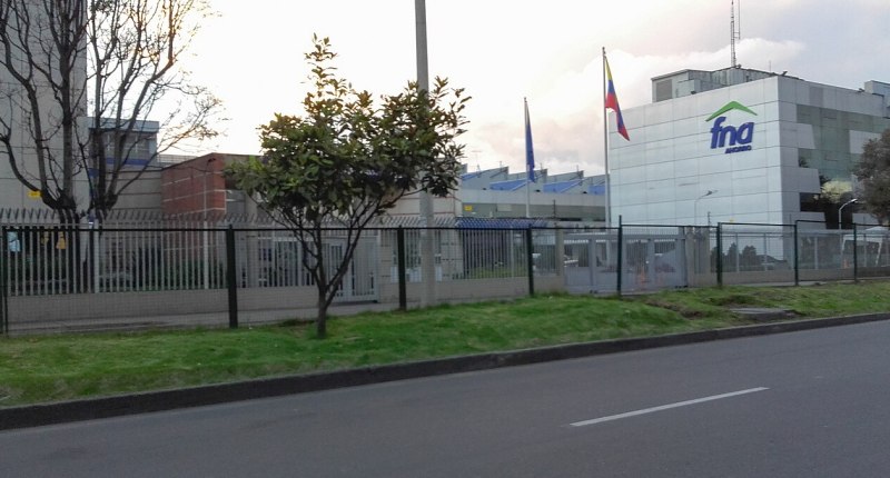 Fachada de la sede del Fondo Nacional del Ahorro en Bogotá, con el logo de la entidad y una bandera de Colombia
