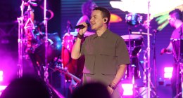 El cantante colombiano Fonseca durante un concierto en el Festival Internacional de las Artes de Costa Rica 2026