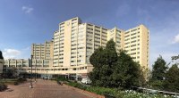 Fachada del Hospital Militar Central en Bogotá, edificio de varios pisos con jardines y un andén al frente