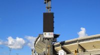 Fachada exterior del Estadio El Campín en Bogotá, con la torre de iluminación y la graderia amarilla
