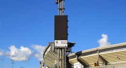 Fachada exterior del Estadio El Campín en Bogotá, con la torre de iluminación y la graderia amarilla
