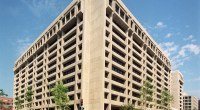 Fachada de la sede del Fondo Monetario Internacional en Washington, edificio de concreto y ventanas en voladizo