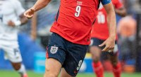 Harry Kane con la camiseta roja de Inglaterra, corriendo en un partido