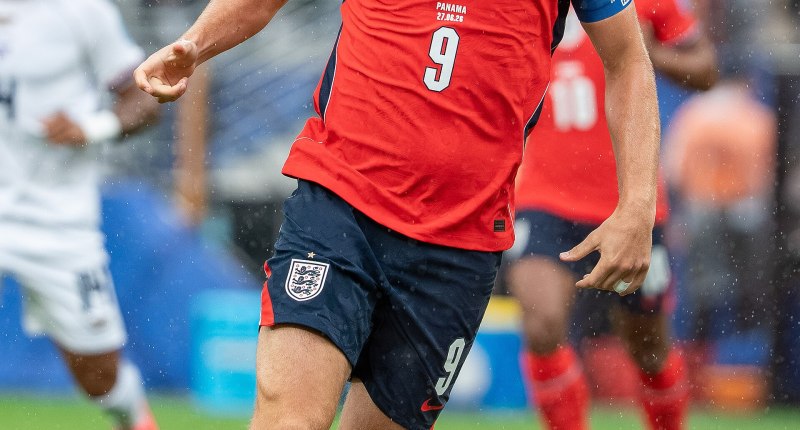 Harry Kane con la camiseta roja de Inglaterra, corriendo en un partido