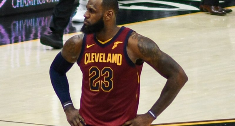 LeBron James con la camiseta de los Cleveland Cavaliers, con las manos en la cintura, durante un partido de 2018