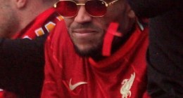Luis Díaz, con camiseta roja del Liverpool, gorra y gafas, durante una celebración del club en mayo de 2022