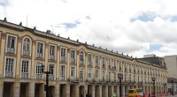 Fachada histórica del Palacio Liévano, sede de la Alcaldía de Bogotá, con arcadas y balcones