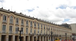Fachada histórica del Palacio Liévano, sede de la Alcaldía de Bogotá, con arcadas y balcones
