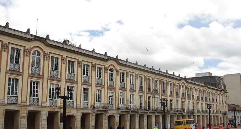 Fachada histórica del Palacio Liévano, sede de la Alcaldía de Bogotá, con arcadas y balcones