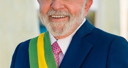 Retrato oficial de Luiz Inácio Lula da Silva con la banda presidencial de Brasil, de frente y sonriendo