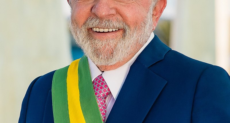 Retrato oficial de Luiz Inácio Lula da Silva con la banda presidencial de Brasil, de frente y sonriendo