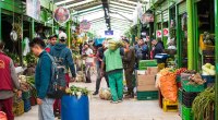 Puestos de frutas y verduras en una plaza de mercado de Bogotá