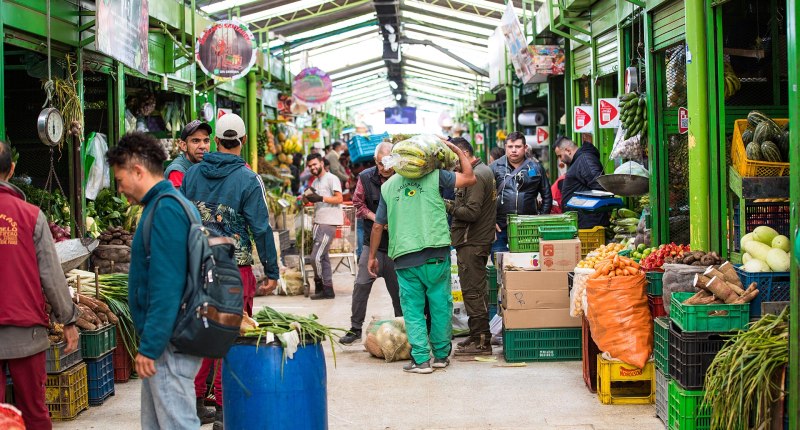 Puestos de frutas y verduras en una plaza de mercado de Bogotá