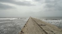 Muelle de Puerto Colombia, una larga estructura de concreto que se adentra en el mar bajo nubes