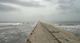 Muelle de Puerto Colombia, una larga estructura de concreto que se adentra en el mar bajo nubes