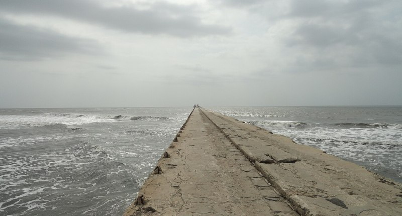 Muelle de Puerto Colombia, una larga estructura de concreto que se adentra en el mar bajo nubes