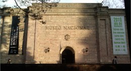 Fachada de piedra del Museo Nacional de Colombia, con la inscripción MUSEO NACIONAL sobre la puerta de entrada