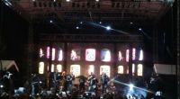 Grupo Niche tocando en el escenario de la Feria de Cali, con público y celulares en primer plano