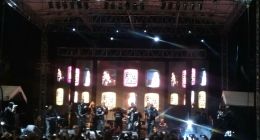 Grupo Niche tocando en el escenario de la Feria de Cali, con público y celulares en primer plano