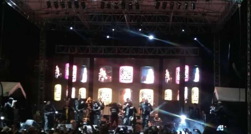 Grupo Niche tocando en el escenario de la Feria de Cali, con público y celulares en primer plano