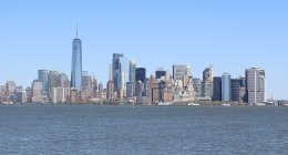 Skyline del bajo Manhattan en Nueva York visto desde el agua, con el One World Trade Center al centro