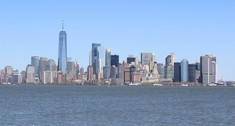 Skyline del bajo Manhattan en Nueva York visto desde el agua, con el One World Trade Center al centro